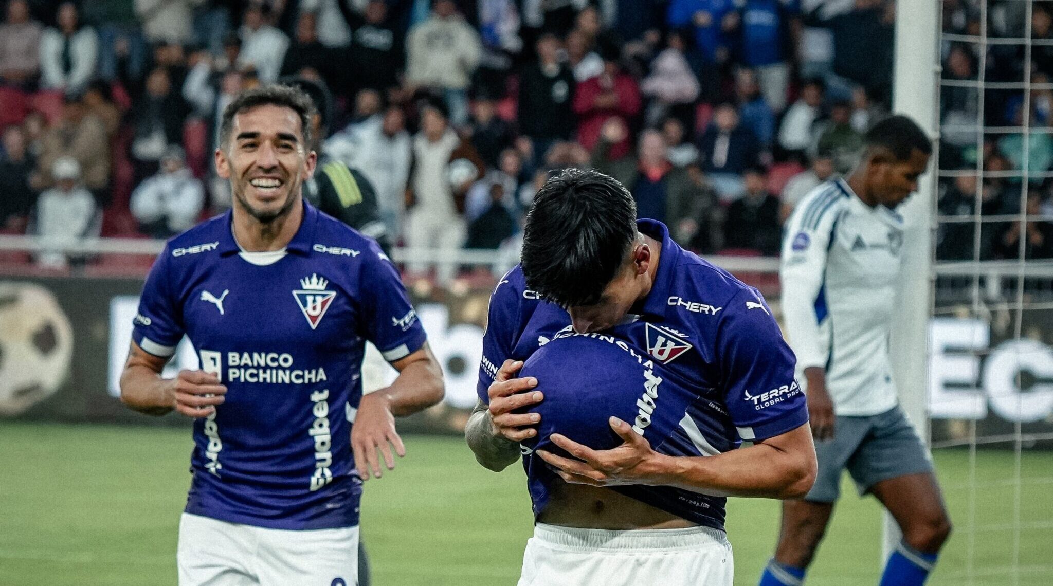 Liga de Quito vence 2-0 a Emelec y se mantiene en la pelea por la parte ...