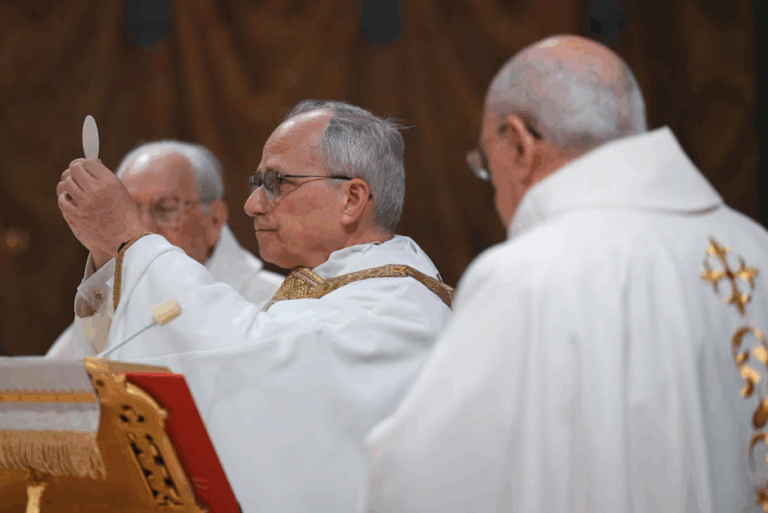 León XIV alerta sobre el declive de la fe en su primera misa como papa ...