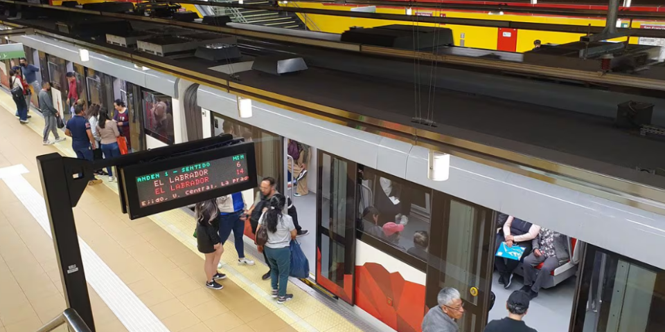 Falla en el sistema central paraliza el servicio del Metro de Quito y ...